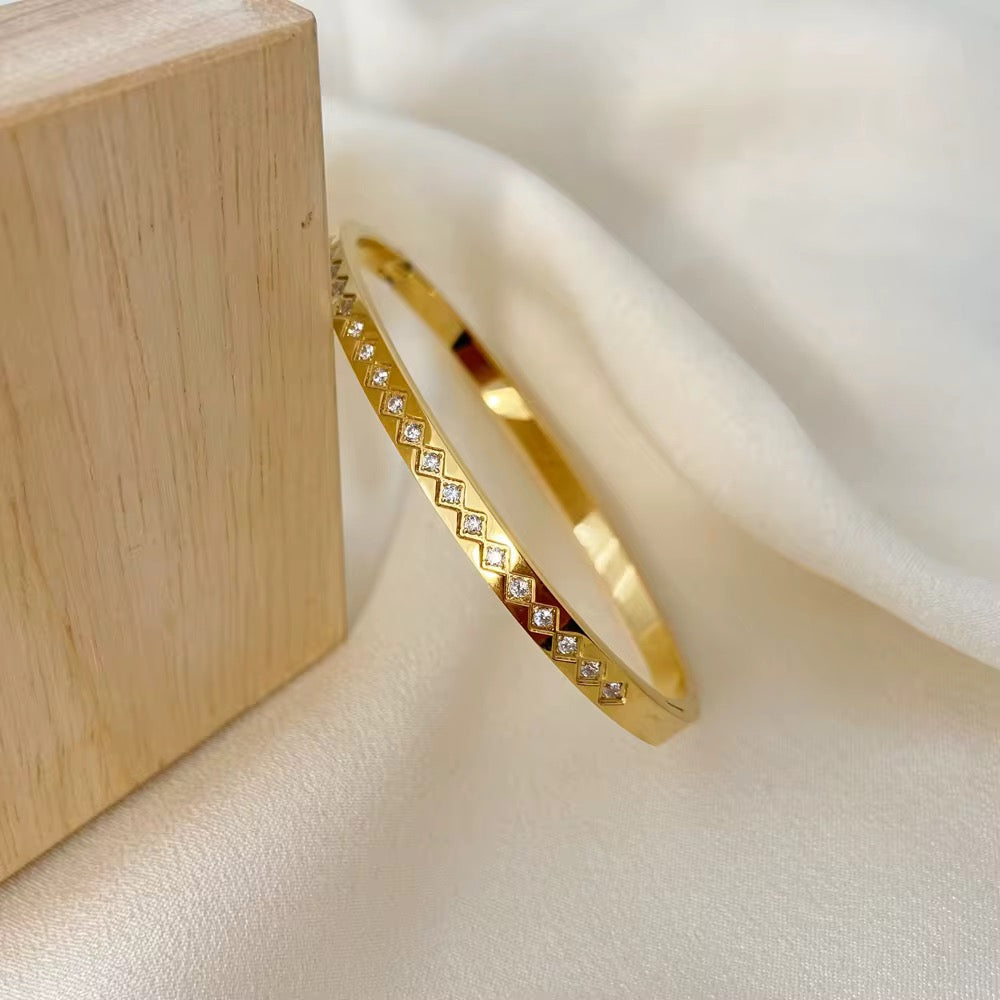 Lusteria Bangle